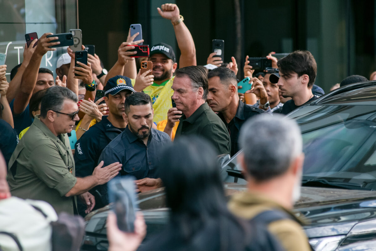 Carlos critica comboio de Bolsonaro e diz que é humilhação