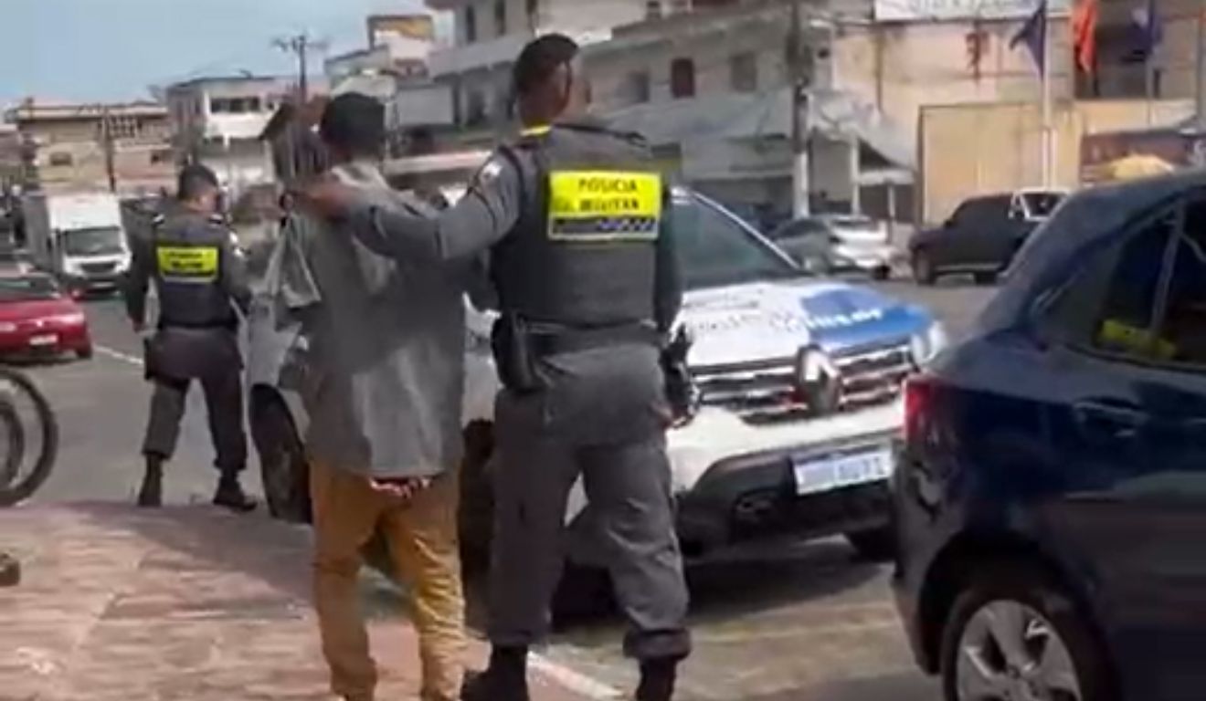 Cozinheiro é esfaqueado por colega em restaurante de Guarapari; PM prende agressor