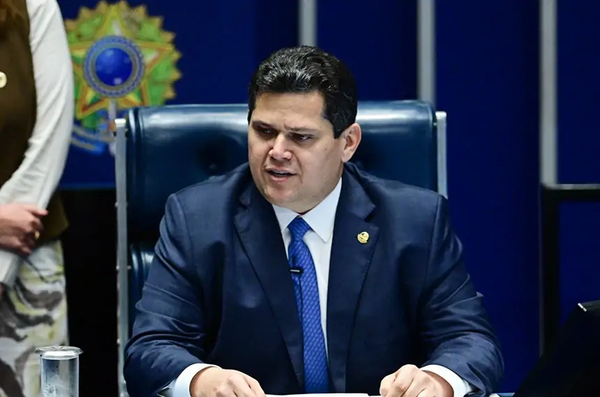 Alcolumbre Propõe Redução de Penas para Condenados do 8 de Janeiro em Alternativa à Anistia