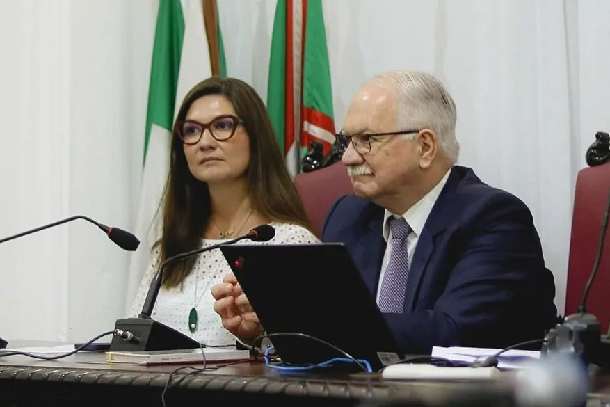 Professora da UFPR, filha do ministro Fachin, é atacada com insultos e cusparada em universidade