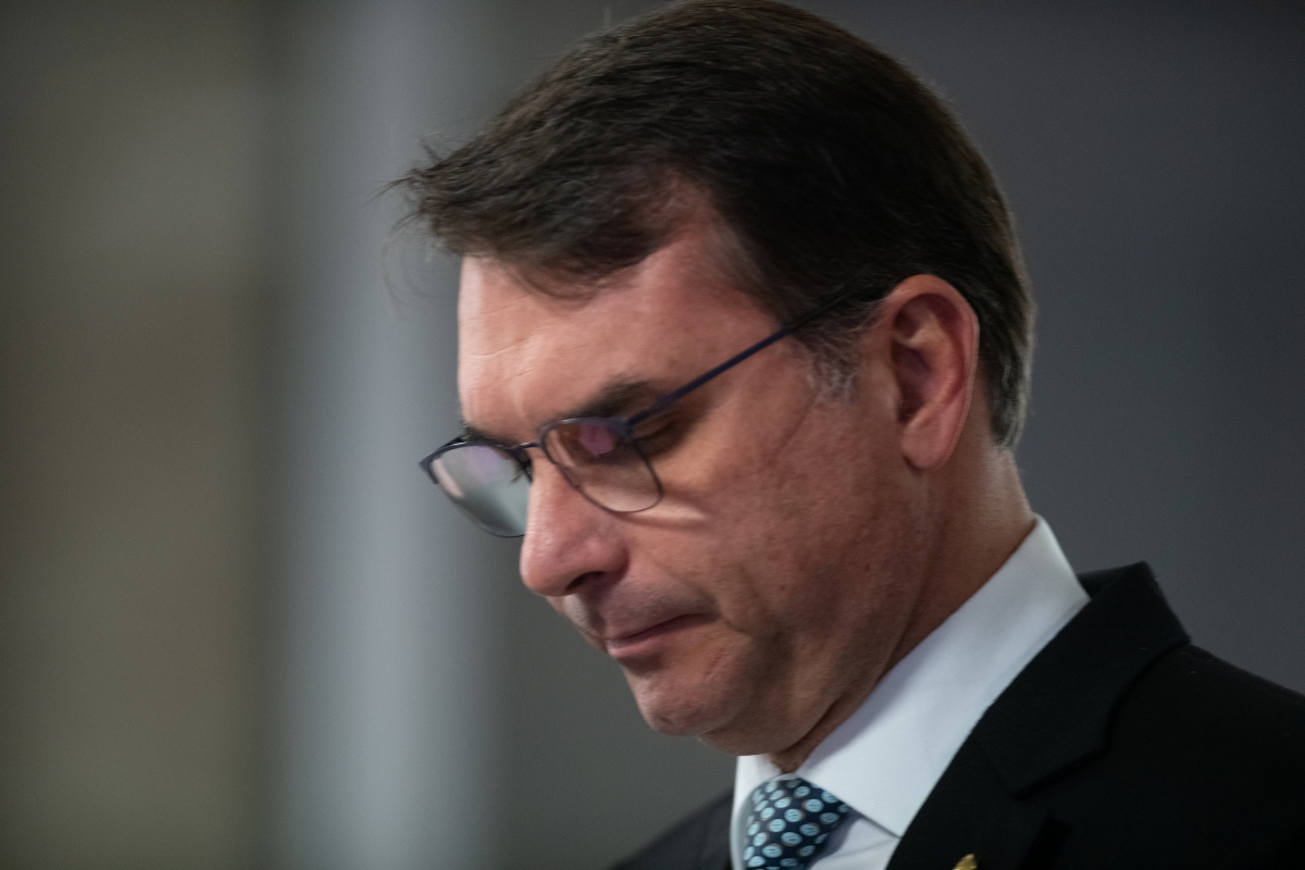 Flávio Bolsonaro visita pai um dia após condenação