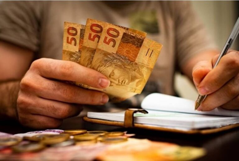Saques superam depósitos e poupança tem saída de R$ 7,6 bi em agosto