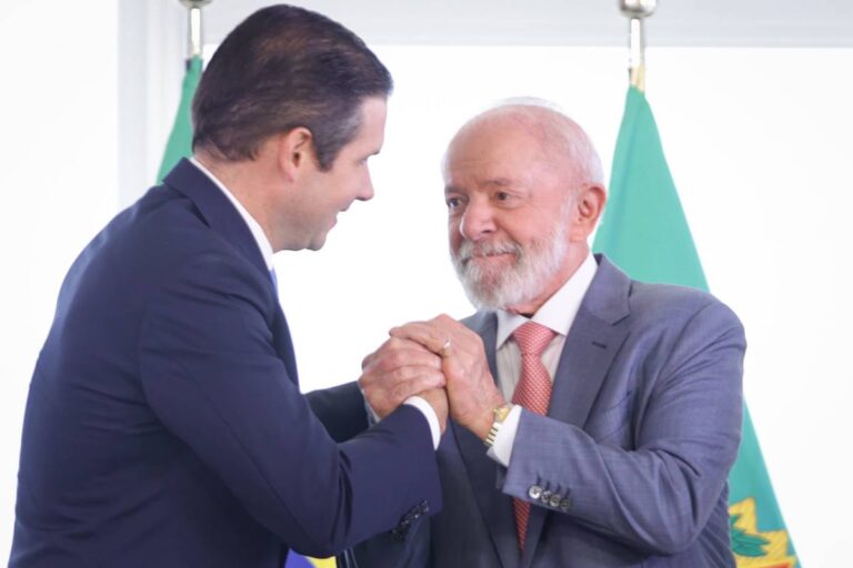 Hugo Motta participa de evento com Lula em meio a pressão por anistia