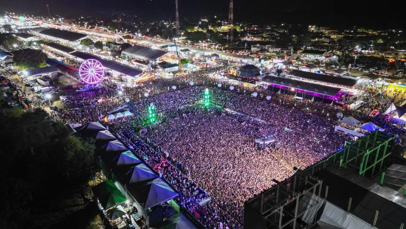 Henrique & Juliano Incendeiam a Expofeira do Amapá com Show Histórico e Homenagem Emocionante