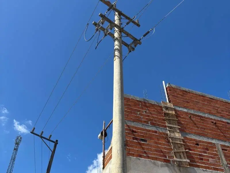 Energisa Alerta: Trabalhos Próximos à Rede Elétrica Exigem Atenção Máxima para Evitar Acidentes