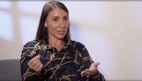 Brasileira quebrou o silêncio e revelou os horrores dos abusos de Jeffrey Epstein em entrevista exclusiva