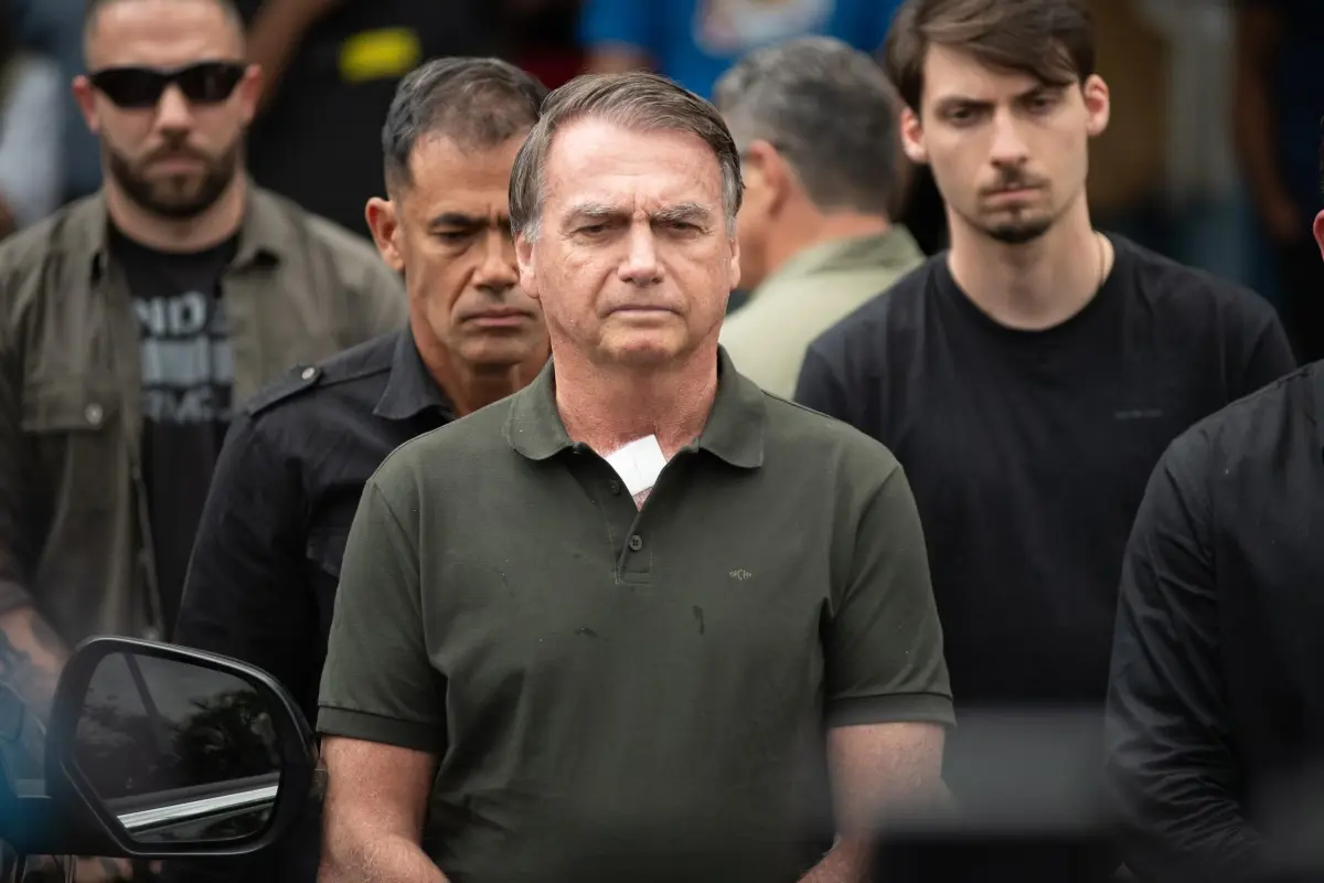 Bolsonaro Retorna à Prisão Domiciliar Após Procedimento Dermatológico em Brasília