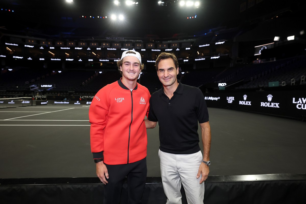 João Fonseca encontra Roger Federer em momento emocionante
