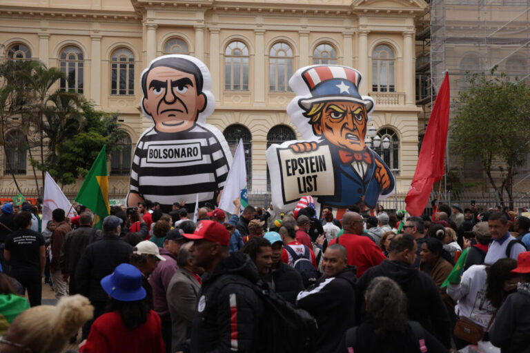 Manifestantes de esquerda criticam Bolsonaro e Trump em ato no centro de SP