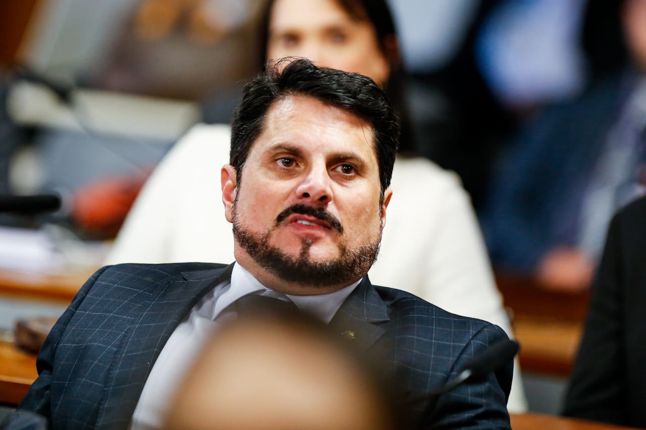 Marcos do Val diz que alertou Fux de sanções com a missão de  “salvar Bolsonaro”