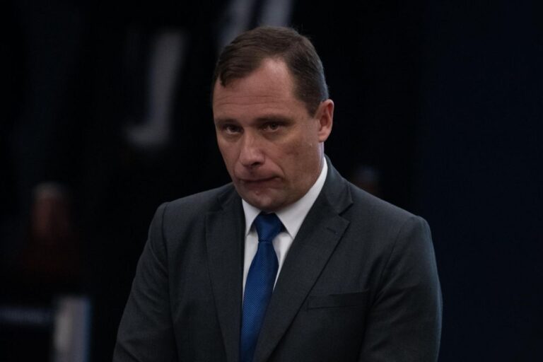 Mauro Cid pede devolução de passaportes e retirada de tornozeleira