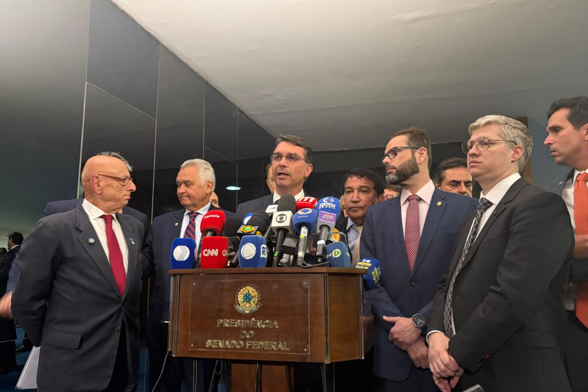 Flávio Bolsonaro critica voto de Moraes no STF