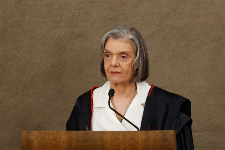 Cármen Lúcia fala sobre os desafios do Brasil no julgamento de Bolsonaro