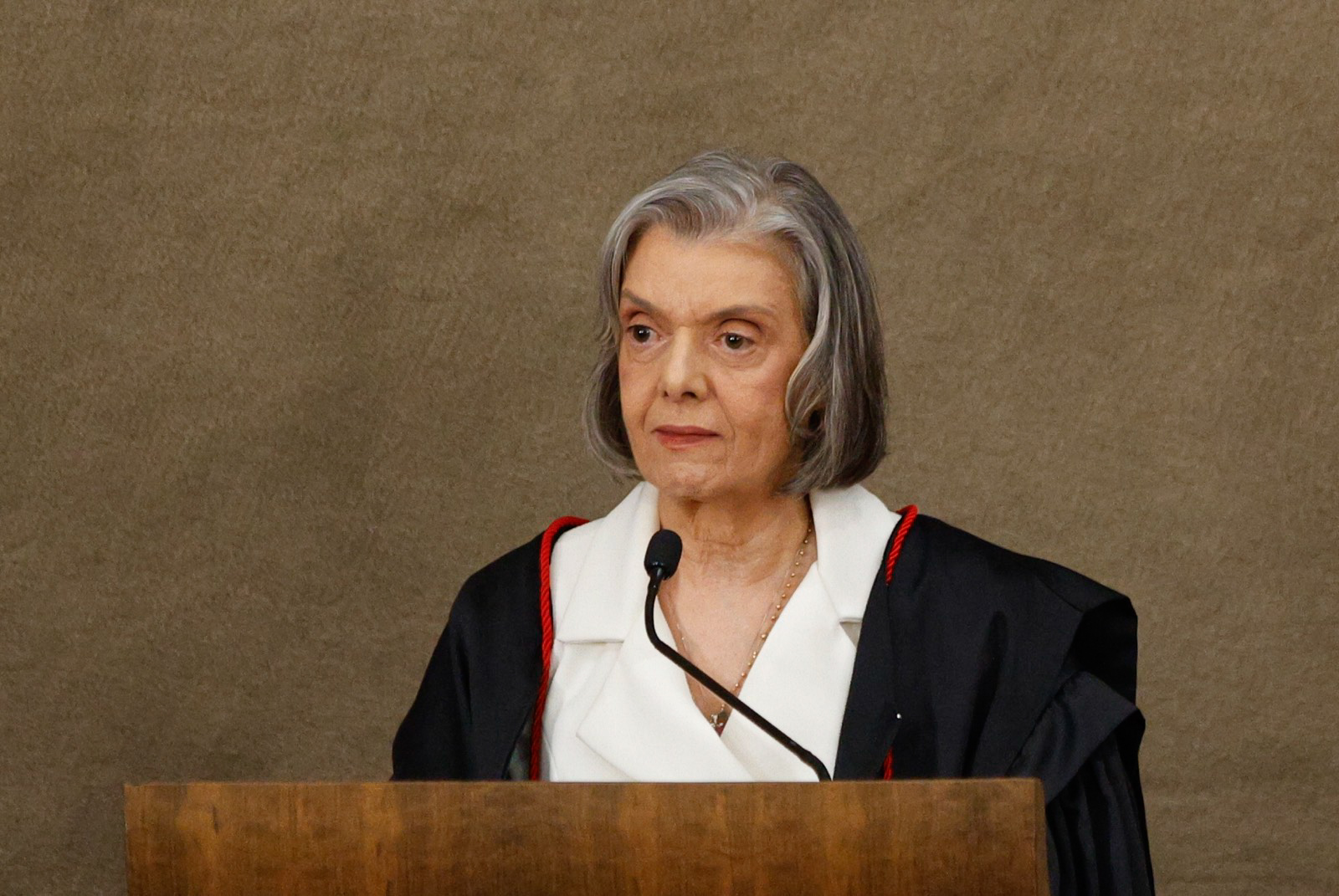 Cármen Lúcia fala sobre os desafios do Brasil no julgamento de Bolsonaro