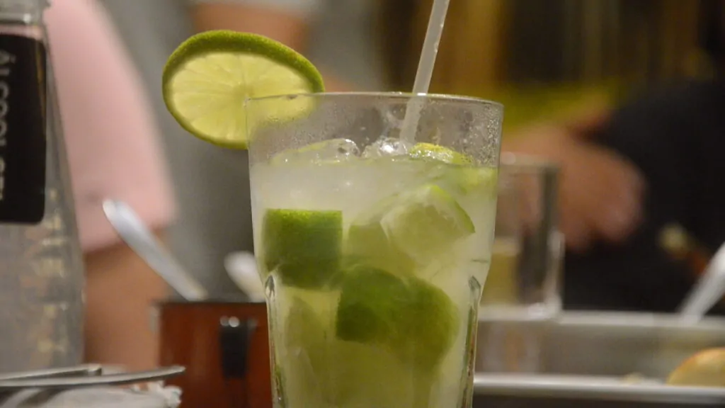 Alerta em SP: Bebidas Adulteradas com Metanol Deixam Jovens Cegos, em Coma e Mortos