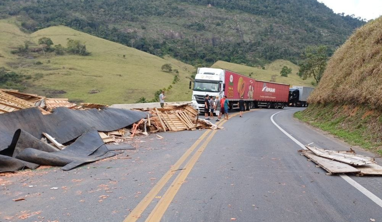 BR-101 Totalmente Bloqueada em Anchieta Após Acidente com Caminhão de Madeira