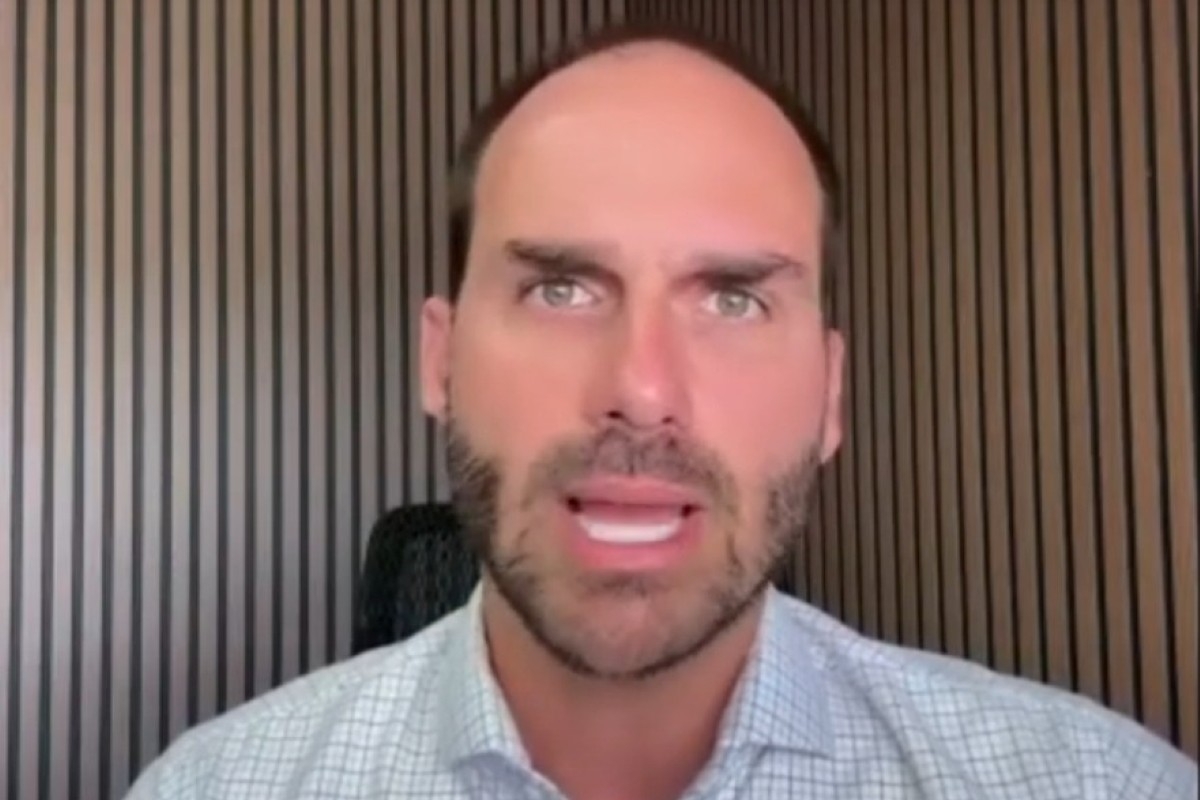 Eduardo Bolsonaro defende bandeira dos EUA em manifestações