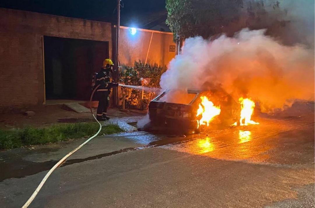 Gurupi: Homem incendeia carro da ex, foge e polícia encontra drogas em residência ligada a ele