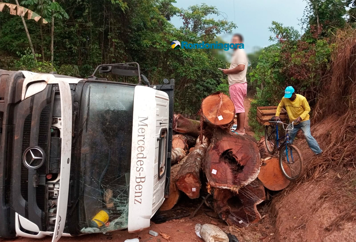Tragédia Evitada: Manobra Arriscada Salva Ônibus Escolar, Mas Causa Tombamento de Caminhão com Toras em Porto Velho