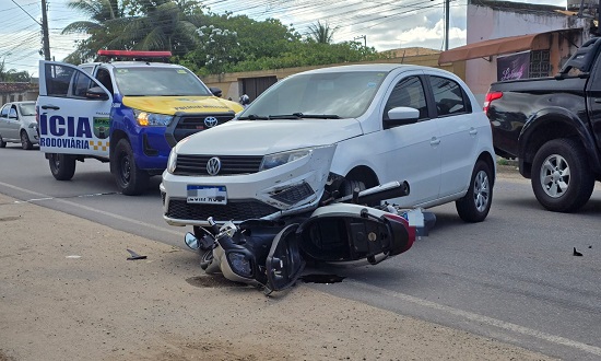 Mulher fica ferida em colisão entre carro e ciclomotor na SE-050, em Aracaju
