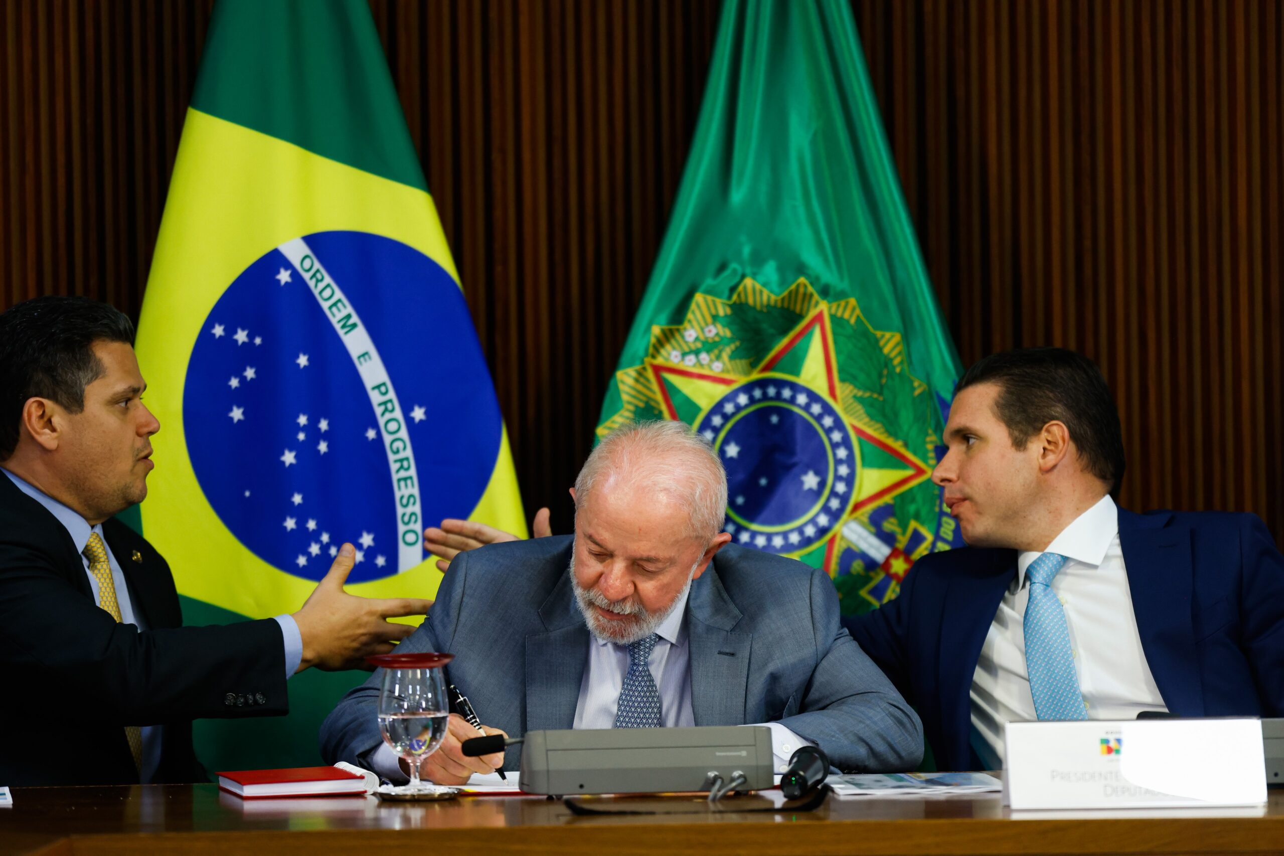 Lula se reúne com Hugo Motta no Alvorada