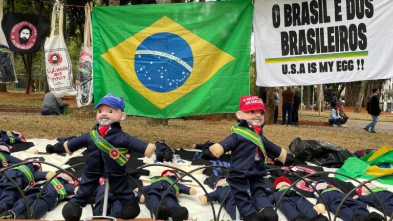 Comerciantes vendem bonecos de Lula a R$ 100 em ato da esquerda