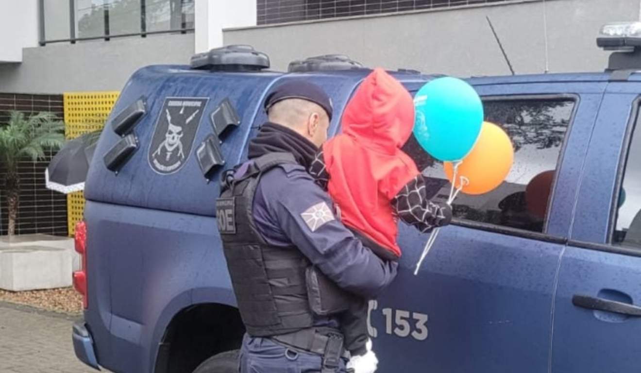 Bebê encontrado sozinho e sujo em Curitiba