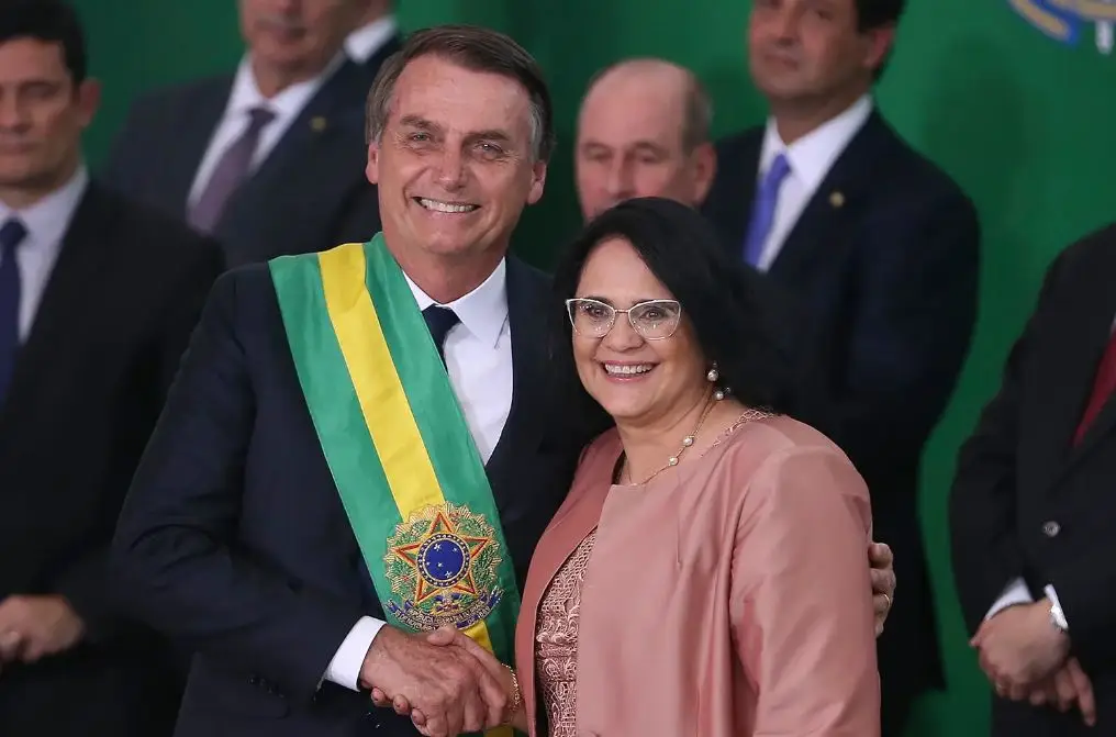 Às Vésperas de Julgamento Crucial, Moraes Autoriza Visita de Damares Alves a Bolsonaro