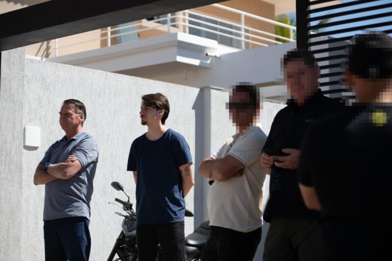 Bolsonaro é visto no jardim de casa ao lado de Jair Renan