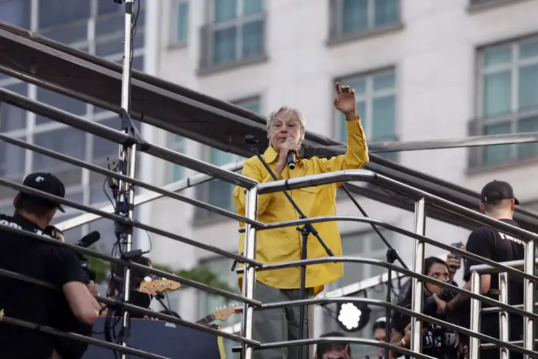 Artistas e multidão se unem no Rio em protesto contra anistia e PEC da Blindagem