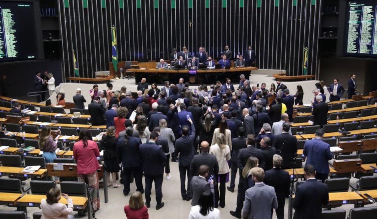 Anistia em Votação Acelerada: Veja como Deputados do ES se Posicionaram sobre o Projeto que Beneficia Envolvidos no 8 de Janeiro
