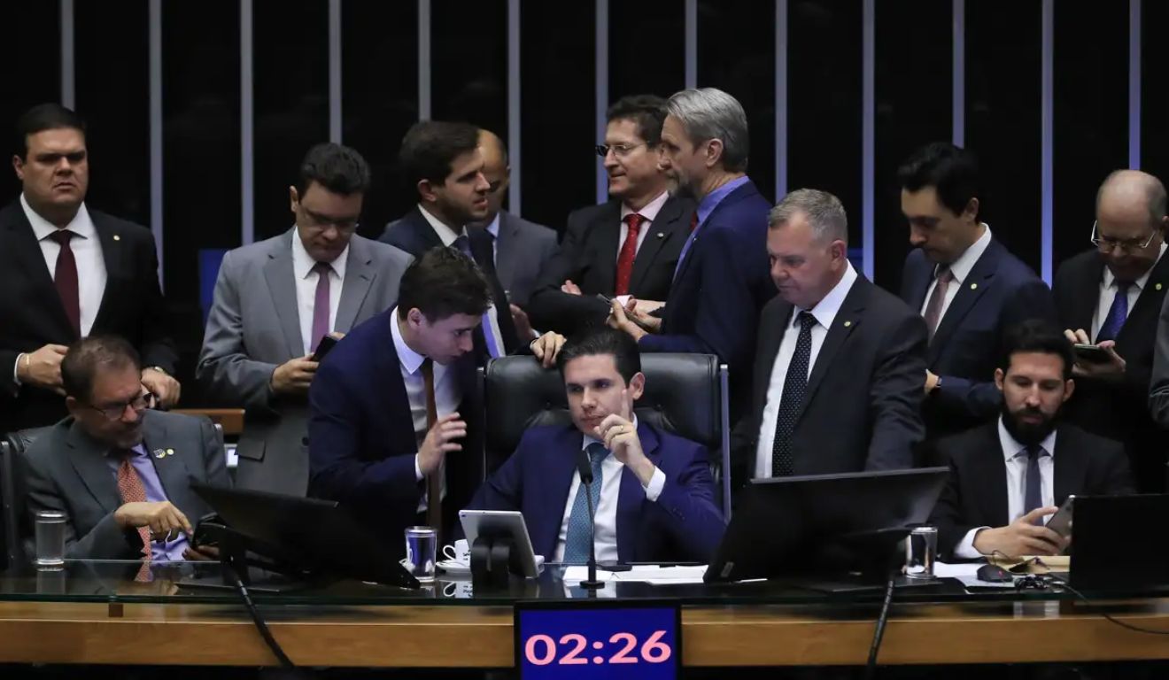 Câmara Aprova PEC da Blindagem em Votação Controvertida e Envia Proposta ao Senado