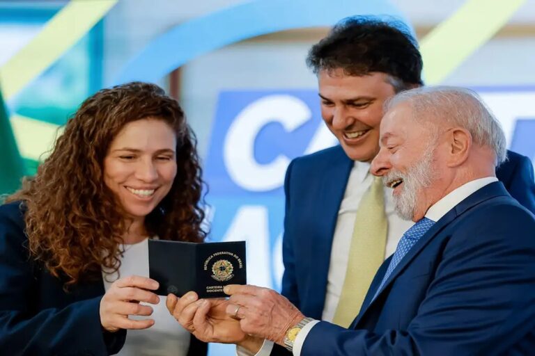 Carteira nacional docente: novo documento traz benefícios para professores