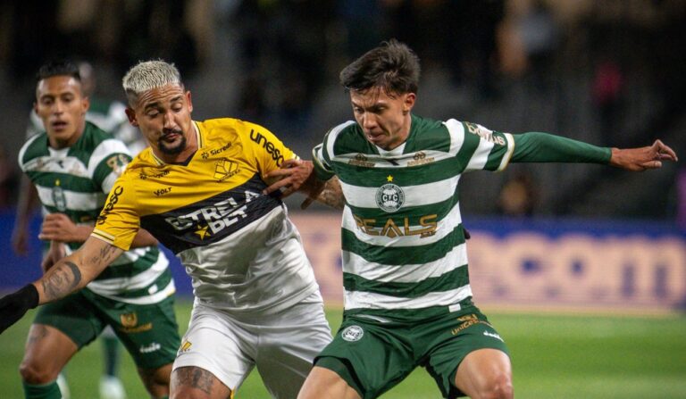 Criciúma vence Coritiba em jogo decisivo pelo G4