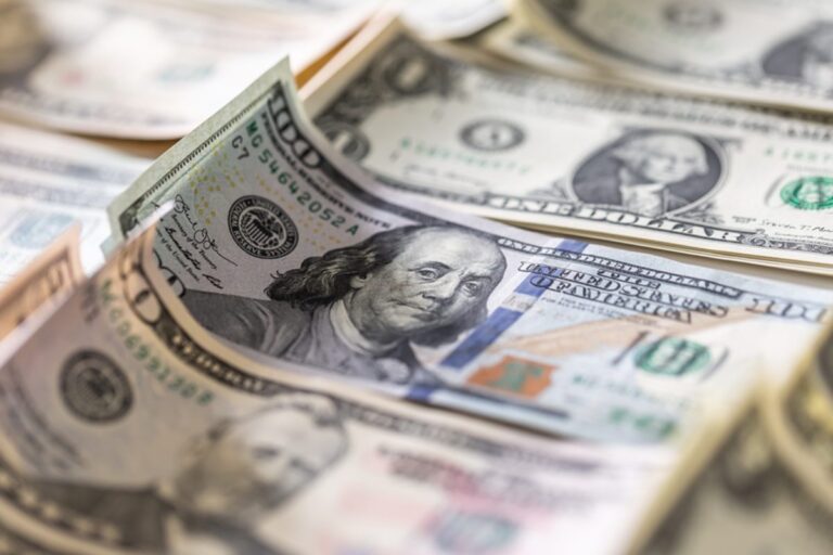 Dólar em alta após julgamento e inflação nos EUA