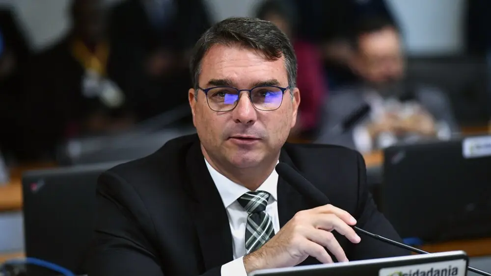 Saúde de Bolsonaro Preocupa: Flávio Revela Indignação e Ausência em Julgamento no STF