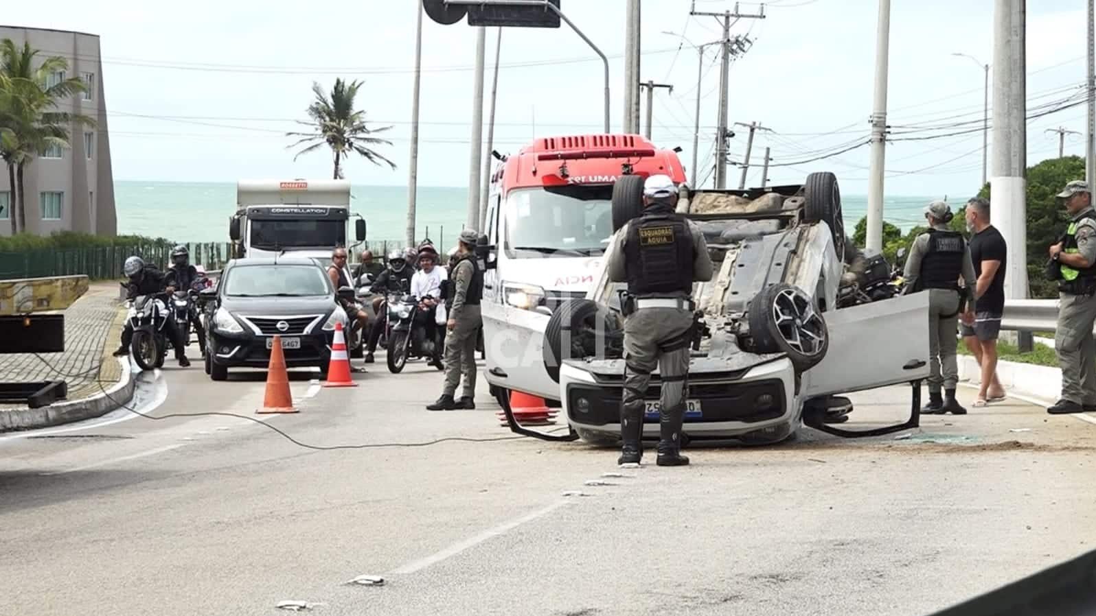 Motorista de Aplicativo Fica Ferido em Capotamento na Via Costeira, em Natal