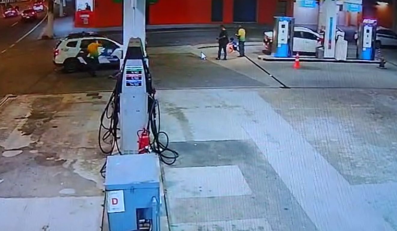 Vítima Reage a Assalto e é Baleada no Pescoço em Cariacica; Imagens Fortes Revelam Busca por Socorro