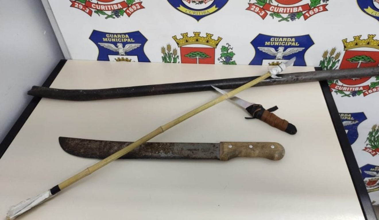 Homem é preso após ataque com armas em Curitiba