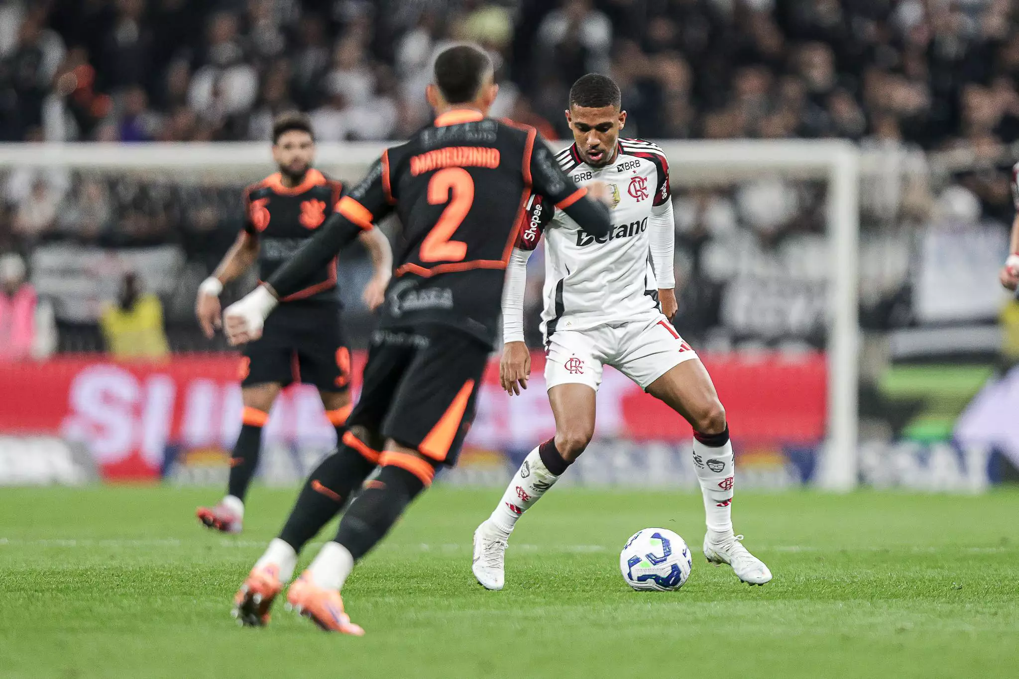 Virada Implacável: Flamengo Silencia a Neo Química Arena e Dispara na Liderança do Brasileirão