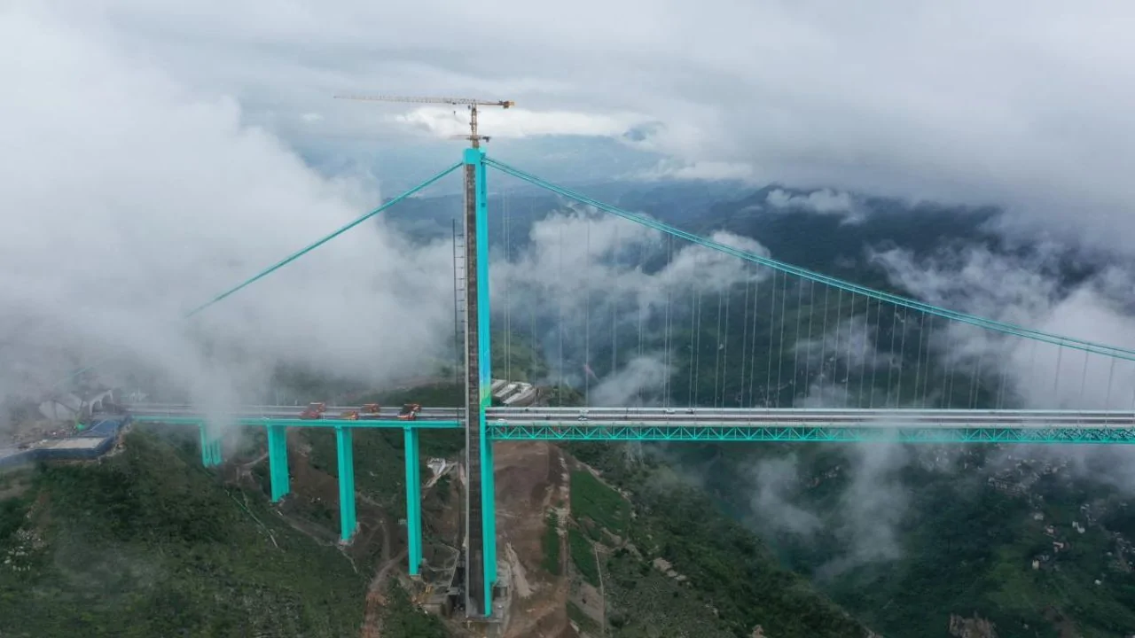China Desafia a Engenharia: Inaugurada a Ponte Mais Alta do Mundo Sobre o Cânion Huajiang