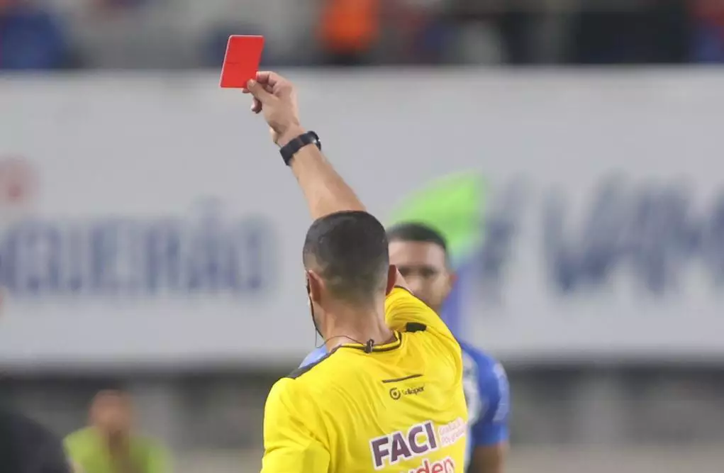 Entre a paixão e a sobrevivência: a vida dupla dos árbitros no Pará