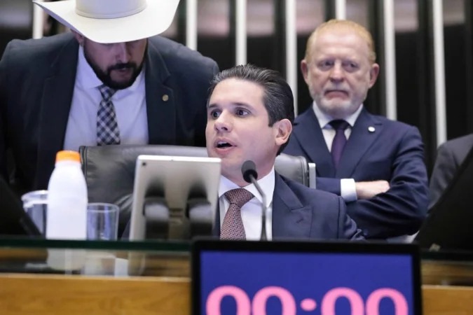 Câmara Aprovada PEC da Blindagem: Voto Secreto e Foro Privilegiado para Líderes Partidários Geram Controvérsia