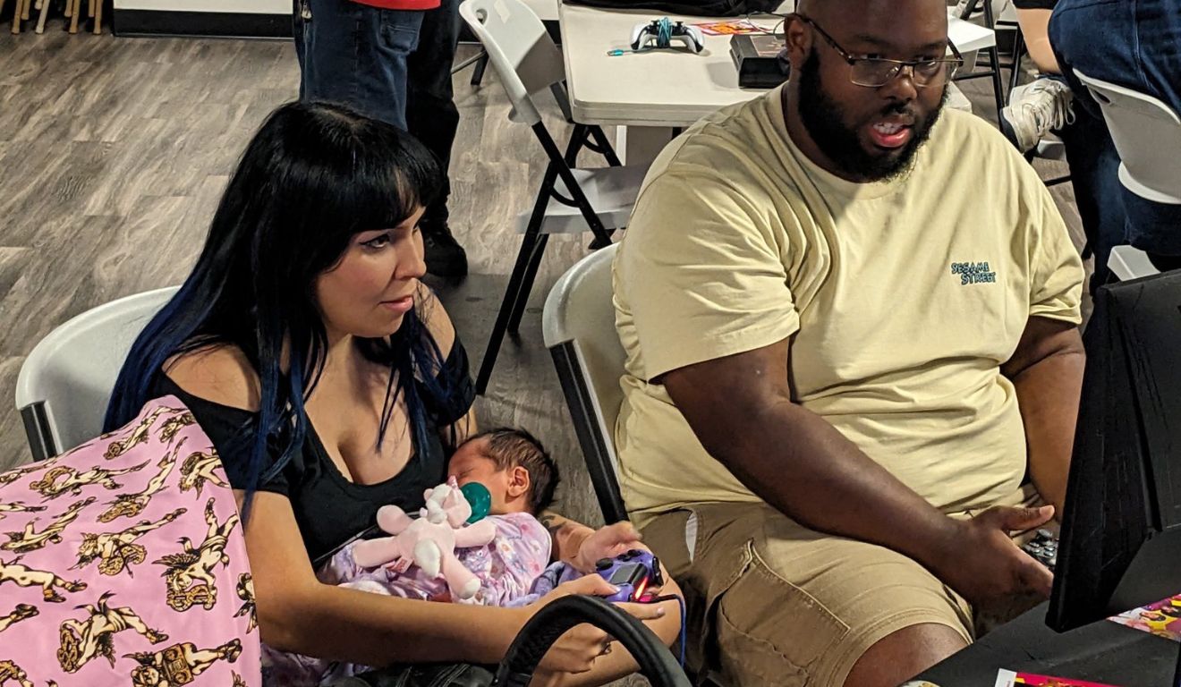 Mãe Gamer Choca e Inspira ao Vencer Torneio de ‘Mortal Kombat’ com Filha Recém-Nascida no Colo