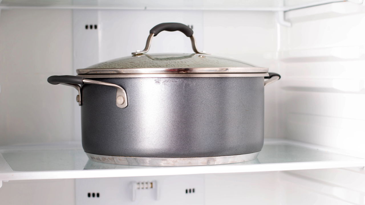 Geladeira: Por Que Você Nunca Deve Guardar Panelas com Comida Nela