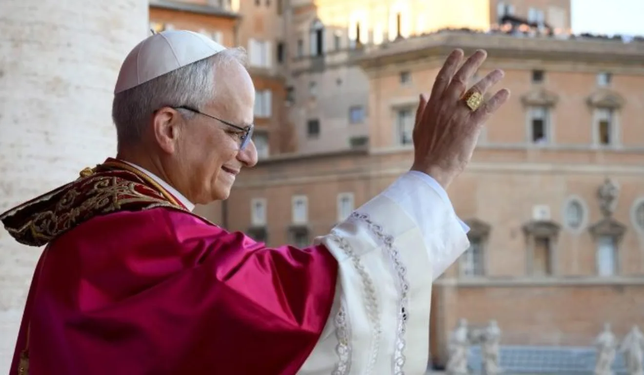 Papa Leão XIV celebra 70 anos em grande festa no Vaticano com multidão de fiéis