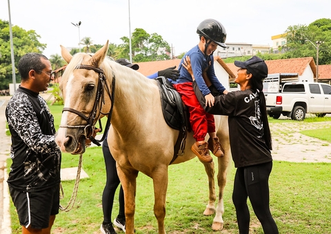 Esperança a Galope: Equoterapia Gratuita Transforma Vidas de Crianças com Deficiência