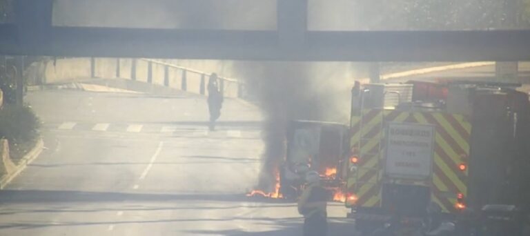 Veículo pega fogo na Avenida Juscelino Kubitschek em SP