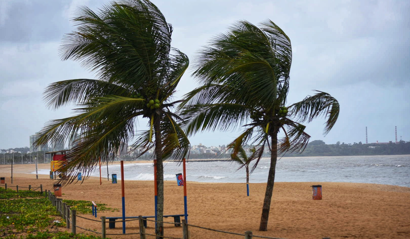Corpo Encontrado na Praia de Camburi Levanta Questionamentos em Vitória