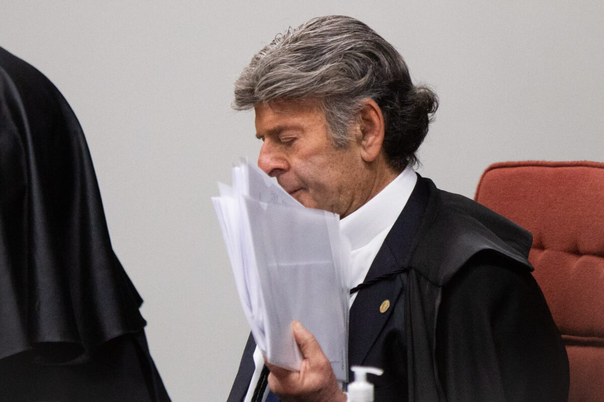 Luiz Fux se mantém em silêncio durante julgamento de Bolsonaro